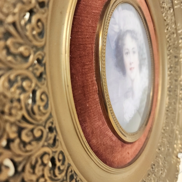 Vintage-Inspired Gold Picture Frame with Portrait - Picture 4 of 7